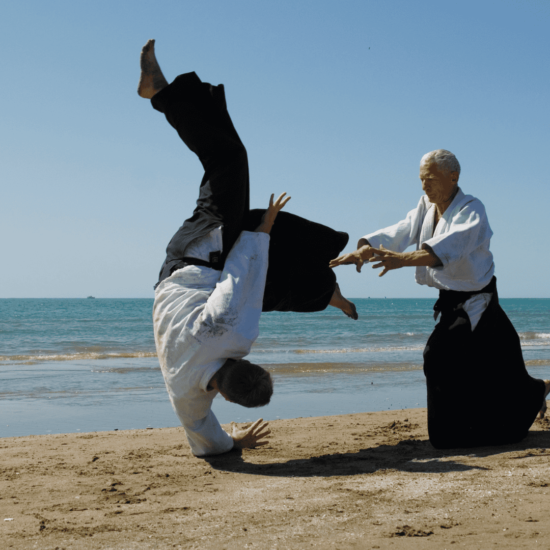 Aikido-Training am Strand bei sonnigem Wetter