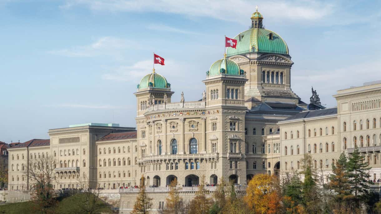 Schweizer Parlamentsgebäude mit Herbstlandschaft