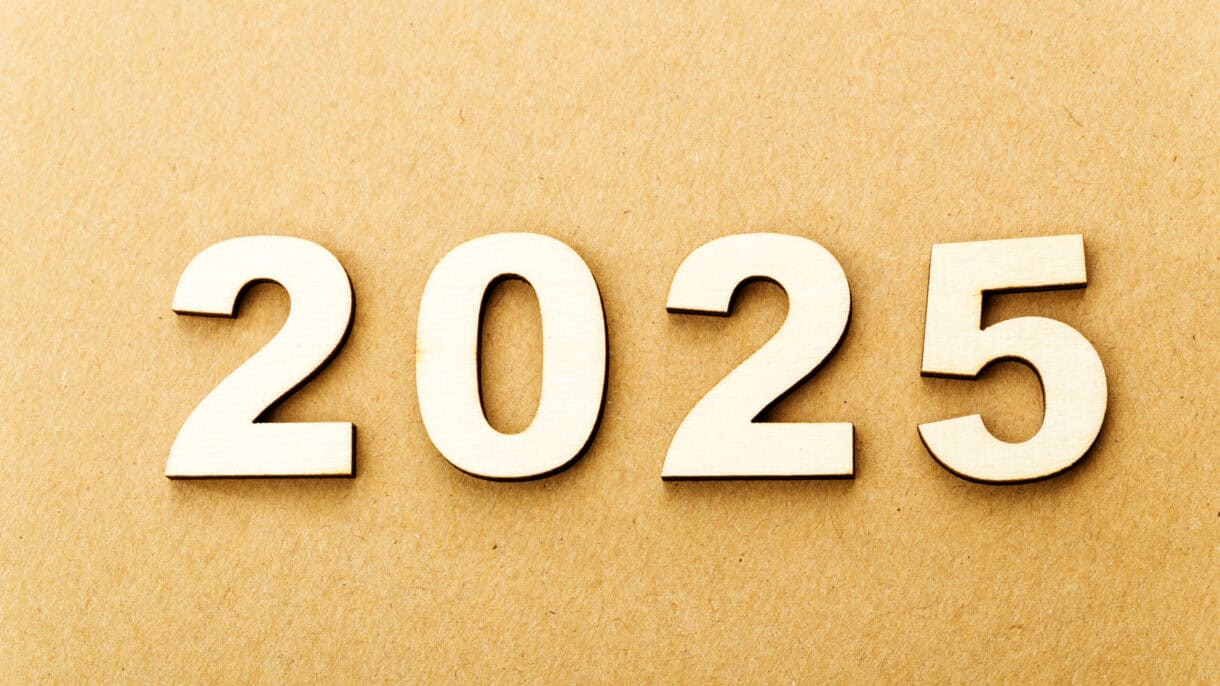 Holzzahlen 2025 auf braunem Hintergrund