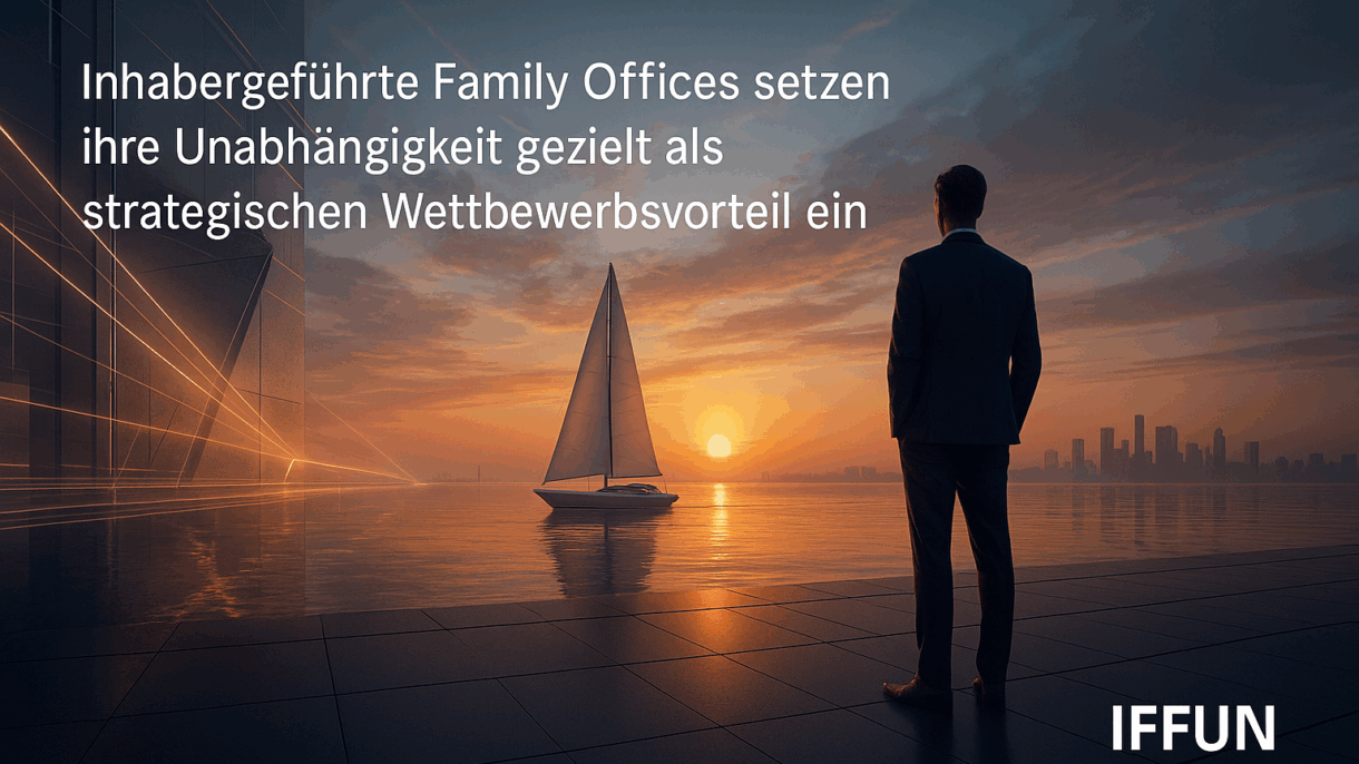 Mann beobachtet Segelboot bei Sonnenuntergang am Wasser.