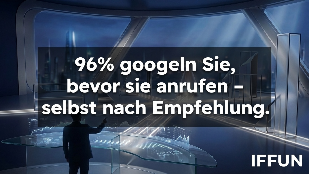 Person vor futuristischem Bildschirm mit Google-Statistik