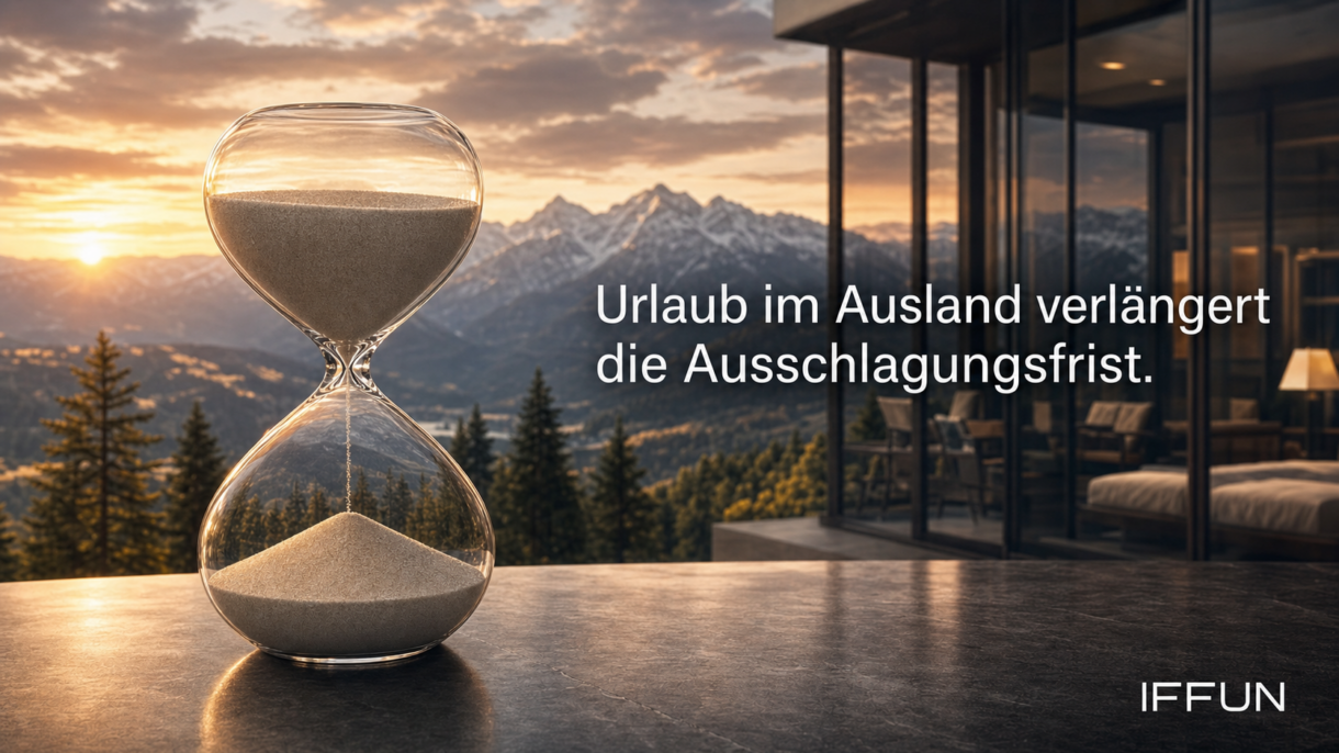 Sanduhr vor Alpenpanorama bei Sonnenuntergang