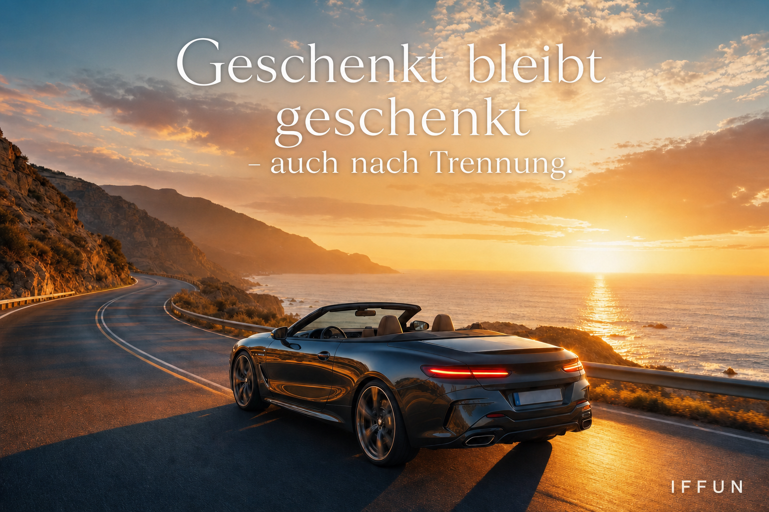 Cabrio fährt Küstenstraße bei Sonnenuntergang
