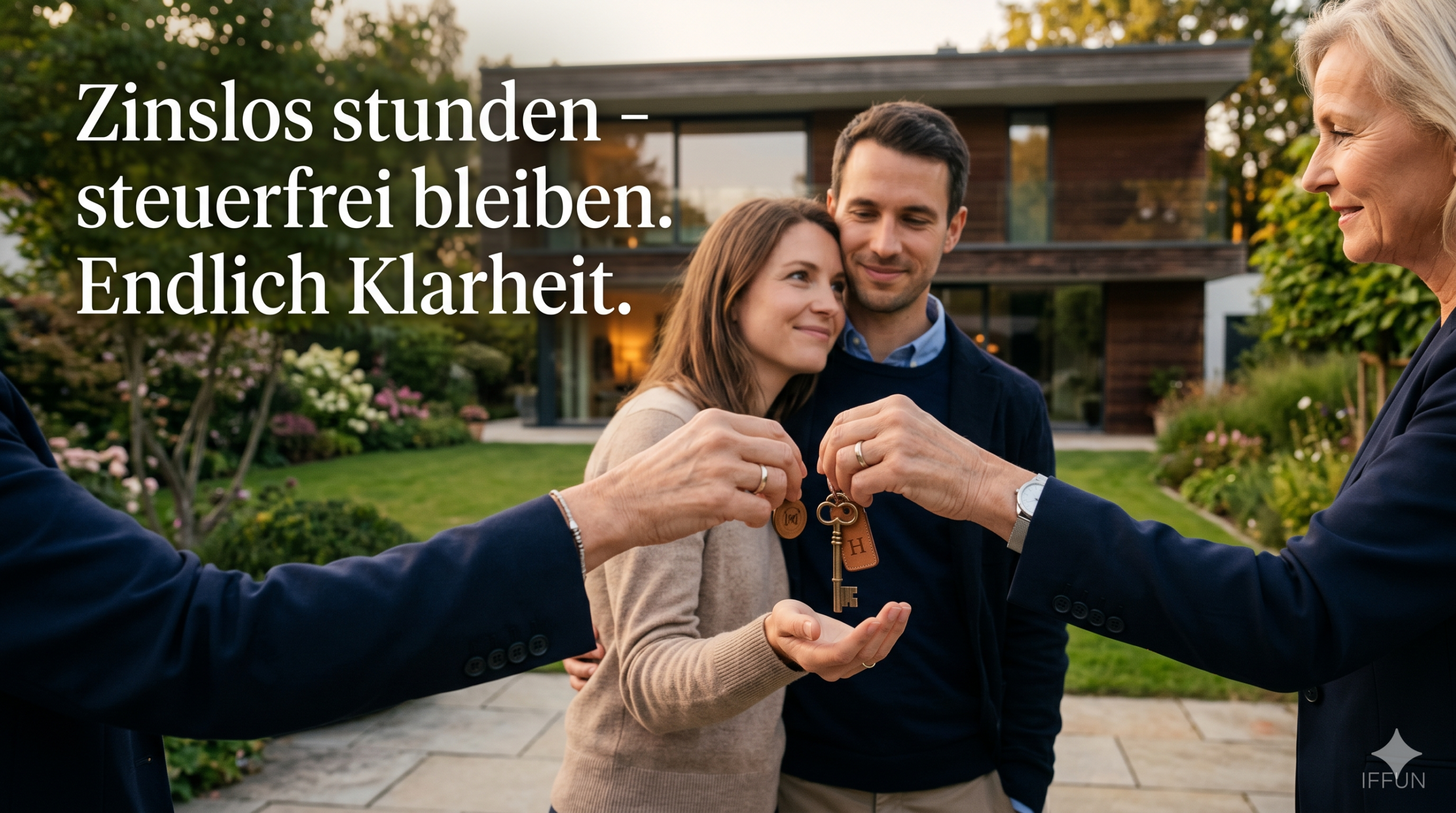 Paar erhält Hausschlüssel vor modernem Einfamilienhaus